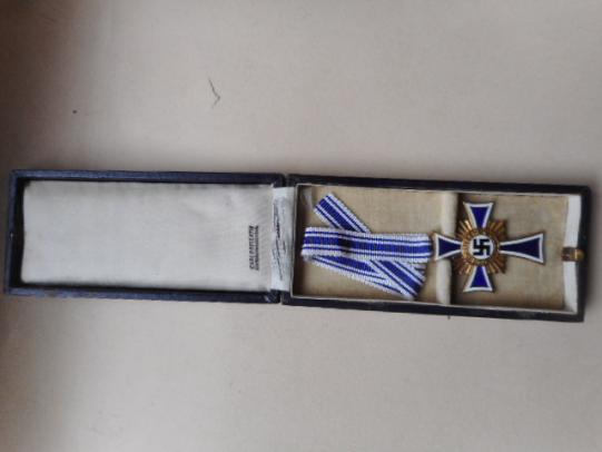 WW2 GERMAN MOTHERS CROSS IN GOLD cased Ehrenkreuz der Deutsche Mutter