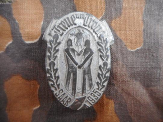 WW2 GERMAN tinnie DAY BADGE 1935 SAAR TREUE UM TREUE