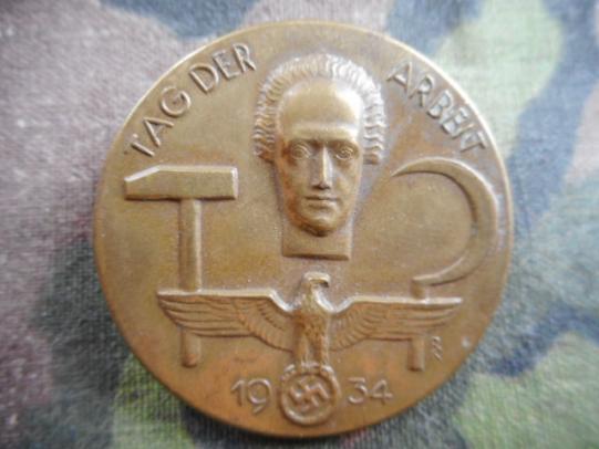 WW2 GERMAN tinnie DAY BADGE 1934 TAG DER ARBEIT