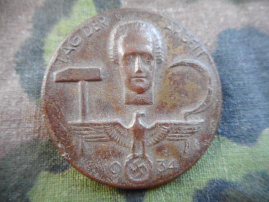 WW2 GERMAN tinnie DAY BADGE 1934 TAG DER ARBEIT