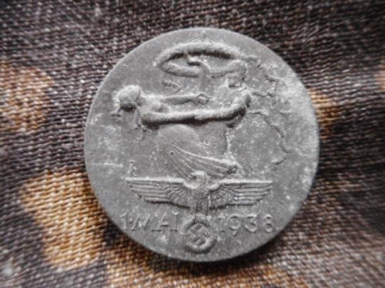 WW2 GERMAN tinnie DAY BADGE 1ST MAI may 1938
