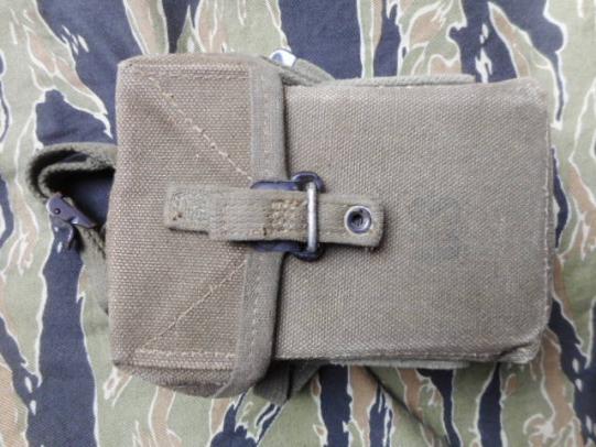 ORIGINAL US ARMY VIETNAM WAR M56 WEBBING M16 AMMO / 30 ROUND MAG POUCH . 1960 DATED . MINT