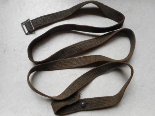 ORIGINAL WW2 GERMAN GAS MASK TIN LONG STRAP