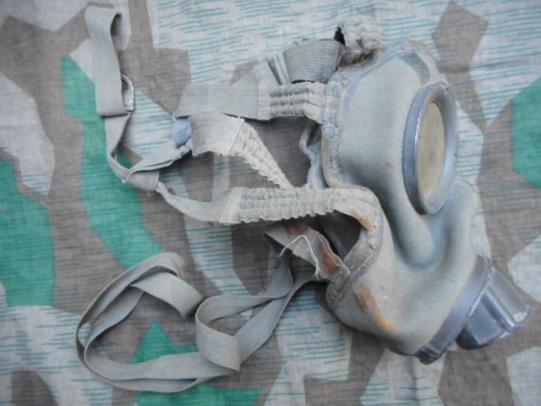 original WW2 GERMAN ARMY / WAFFEN SS / LUFTWAFFE / GAS MASK