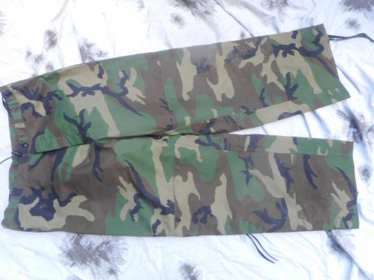 GENUINE US ARMY ISSUE ECWCS WOODLAND CAMO GORETEX WATERPROOF TROUSERS .medium regular