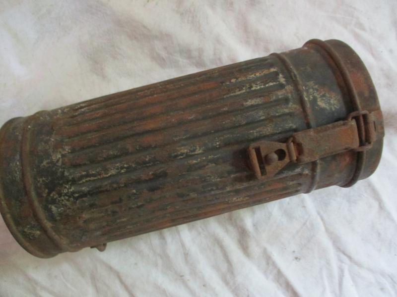 ORIGINAL WW2 GERMAN ARMY / wss / GAS MASK TIN WINTER white CAMO ARDENNES FOUND