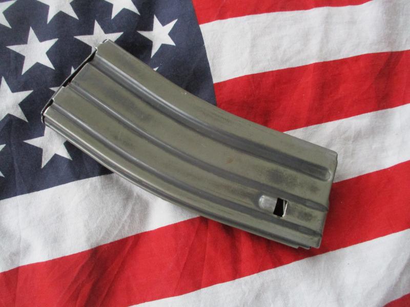US ARMY ISSUE cooper industries M16 30 ROUND MAGAZINE . vietnam war