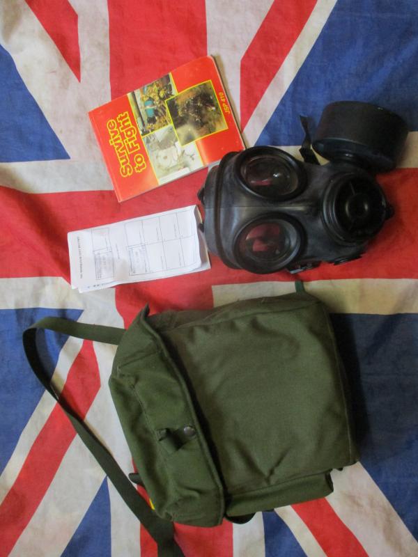 1989 AVON BRiTiSH army ISSUE respirator gas mask S10 with glasses lens holders SIZE 2 MEDIUM & PLCE POUCH