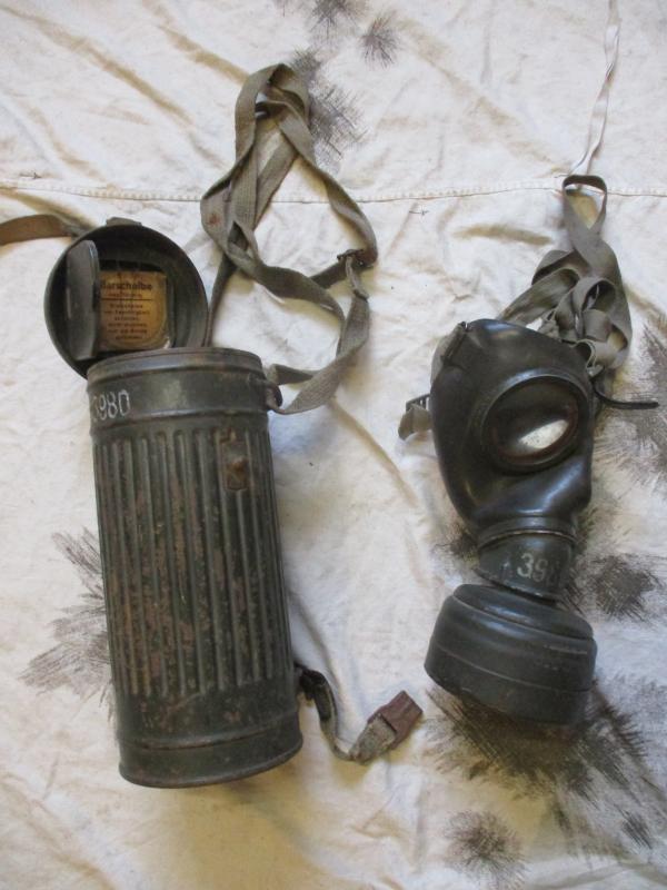 1942 ORIGINAL real GENUINE WW2 GERMAN ARMY / WSS TIN & STRAPS & 1941 GAS MASK