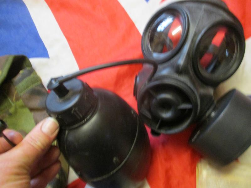1991 AVON BRiTiSH army ISSUE respirator gas mask S10 SIZE 4 small & plce POUCH & 58 bottle